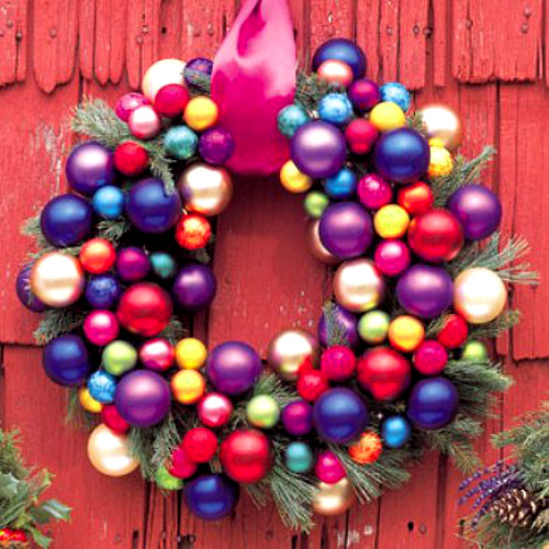 Coroa de bolas coloridas