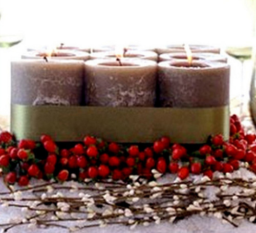 Arranjo com velas e bagas vermelhas