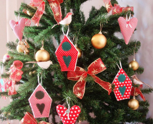 �rvore com enfeites de pano