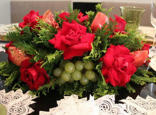 Arranjo de rosas e uvas