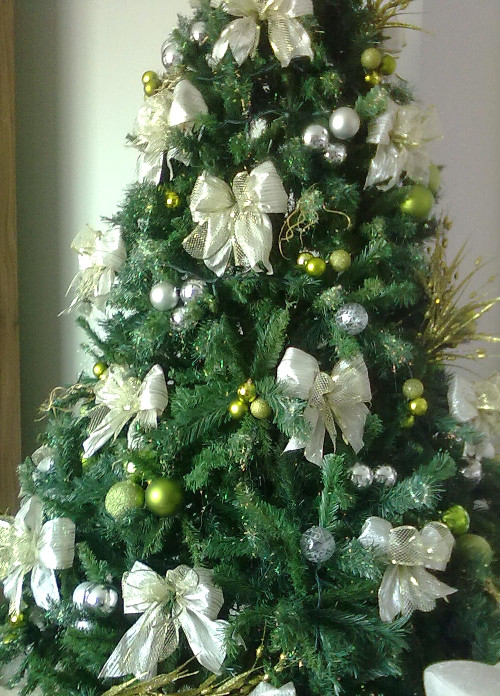 �rvore tons verde e branco