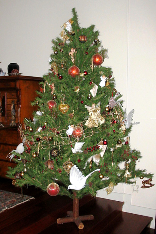 �rvore com diversos elementos decorativos